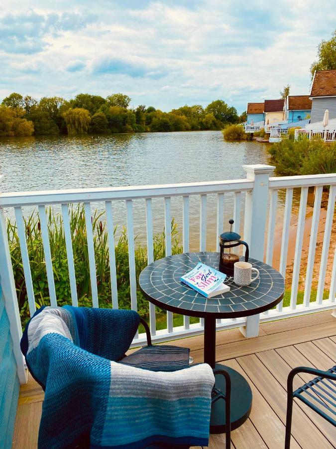 Cotswolds Lakeside Lodge - Nesbitt'S Nest South Cerney Exteriör bild
