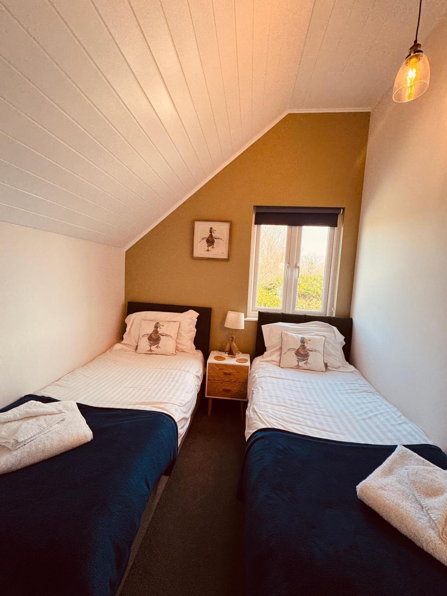 Cotswolds Lakeside Lodge - Nesbitt'S Nest South Cerney Exteriör bild